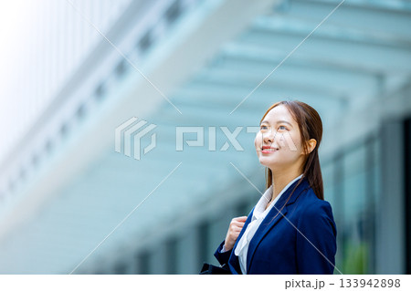 就活を頑張る女性 133942898