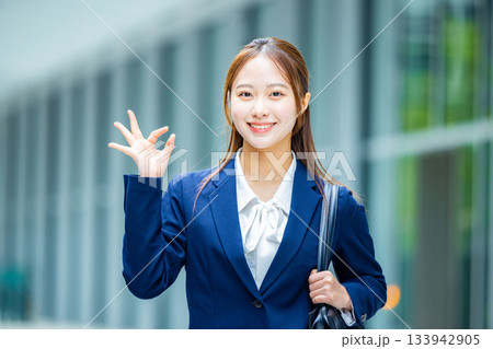 就活を頑張る女性 133942905