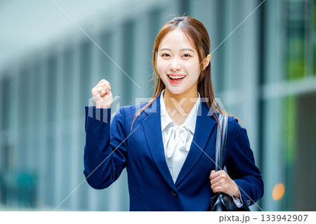就活を頑張る女性 133942907