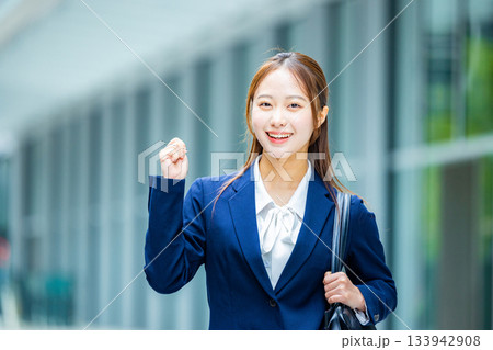 就活を頑張る女性 133942908