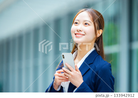 若いビジネスウーマン 若いビジネスウーマン 133942912
