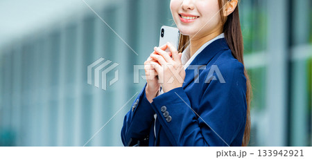 若いビジネスウーマン 若いビジネスウーマン 133942921