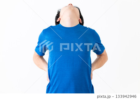 ストレッチ体操をするTシャツ姿のミドル男性 ストレッチ体操をするTシャツ姿のミドル男性 133942946