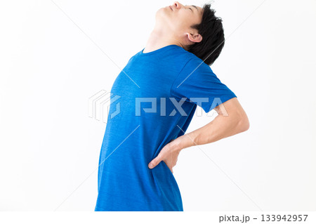 ストレッチ体操をするTシャツ姿のミドル男性 133942957