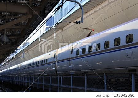 東京駅新幹線ホームに停車中の新幹線車両 133942980