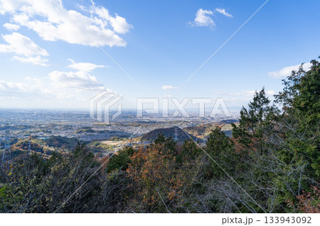 二上山雌岳付近の展望台から見た景色（金剛山地） 133943092
