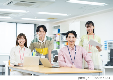 オフィスで働く若いエンジニア オフィスで働く若いエンジニア 133943283