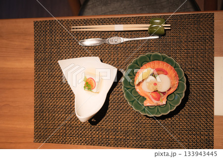 旅館の前菜料理｜帆立と季節野菜の前菜・湯豆腐付き｜和食・会席料理 133943445
