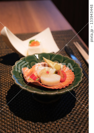 旅館の前菜料理|帆立と季節野菜の前菜・湯豆腐付き|和食・会席料理 旅館の前菜料理|帆立と季節野菜の前菜・湯豆腐付き|和食・会席料理 133943448