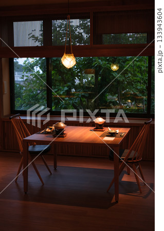 旅館の個室ダイニング｜夕暮れの食事風景｜和モダンな食卓 133943604