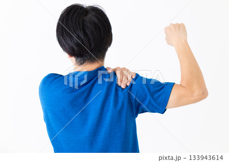 肩のストレッチ体操をするTシャツ姿のミドル男性 肩のストレッチ体操をするTシャツ姿のミドル男性 133943614
