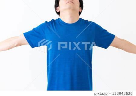 深呼吸をするTシャツ姿のミドル男性 深呼吸をするTシャツ姿のミドル男性 133943626