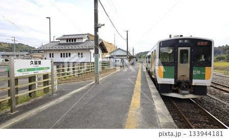 JR久留里線の久留里駅に停車する列車 133944181