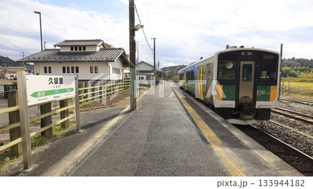 JR久留里線の久留里駅に停車する列車 133944182