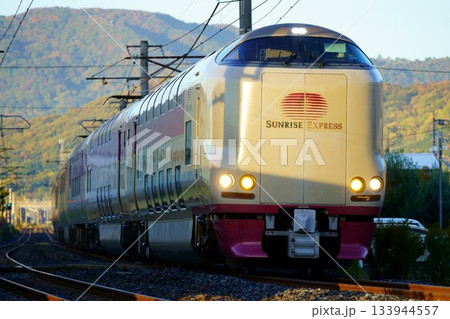 山あいの街を走る寝台特急サンライズ瀬戸 山あいの街を走る寝台特急サンライズ瀬戸 133944557