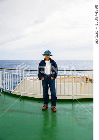 船上航海のシニア女性 船上航海のシニア女性 133944599