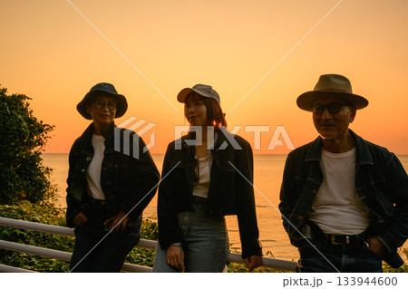 夕暮れの海辺 133944600