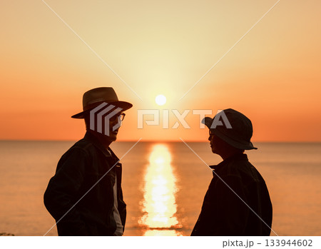 夫婦 夕日 海 夫婦 夕日 海 133944602