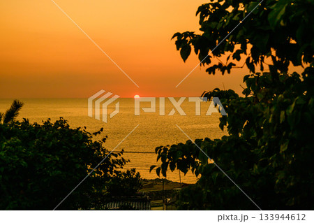 海に沈む夕日 海に沈む夕日 133944612