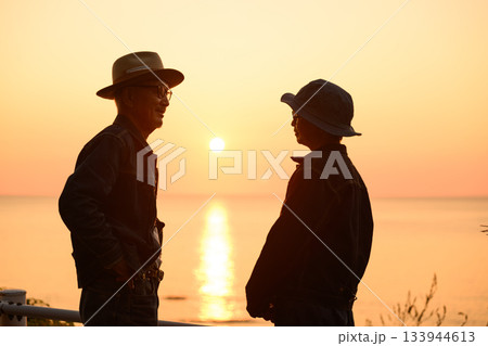 夕日と語り合う熟年 夕日と語り合う熟年 133944613