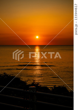 海に沈む夕日 海に沈む夕日 133944617