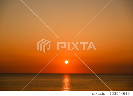 水平線に沈む太陽 133944619