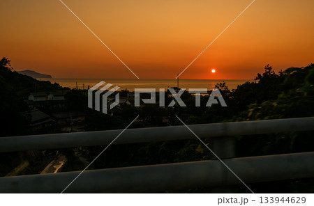 沈む太陽 海辺 沈む太陽 海辺 133944629