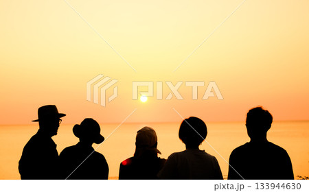 仲間と夕日を眺める 133944630