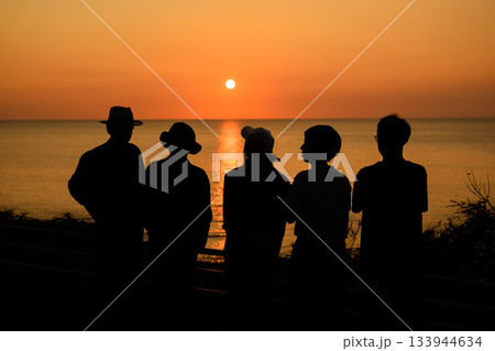 夕暮れの海を見つめる 133944634