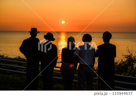仲間と夕日を眺める 133944637