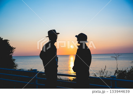 夕日と語らう二人 夕日と語らう二人 133944639