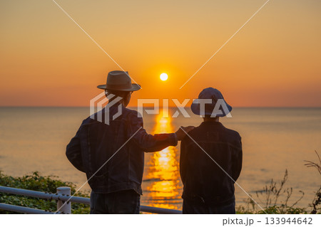 夫婦 海辺 夕日 133944642