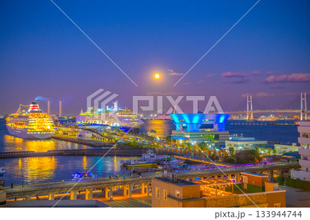 日本の横浜都市景観新景3隻コラボ。師走の満月。大さん橋の飛鳥Ⅱやパシフィック・ワ号、オーシャンフジ… 133944744