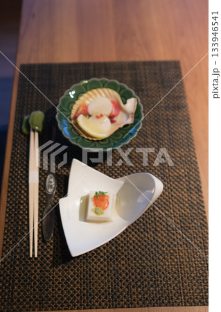 旅館の前菜料理|帆立と季節野菜の前菜・湯豆腐付き|和食・会席料理 旅館の前菜料理|帆立と季節野菜の前菜・湯豆腐付き|和食・会席料理 133946541