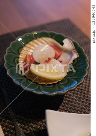 旅館の前菜料理｜帆立と季節野菜の前菜・湯豆腐付き｜和食・会席料理 133946543