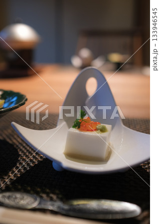 旅館の前菜料理|帆立と季節野菜の前菜・湯豆腐付き|和食・会席料理 旅館の前菜料理|帆立と季節野菜の前菜・湯豆腐付き|和食・会席料理 133946545