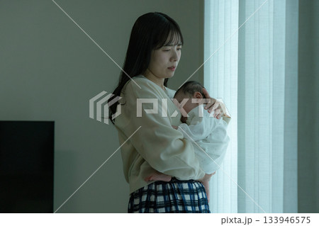赤ちゃんを抱く母親 産後の育児疲れ 赤ちゃんを抱く母親 産後の育児疲れ 133946575