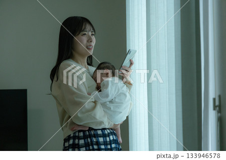 産後うつ　スマホでSOSを送るお母さん 133946578