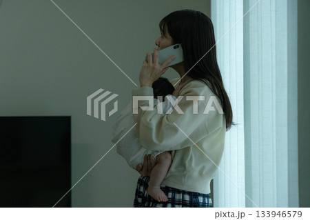 産後うつ　スマホでSOSを送るお母さん 133946579