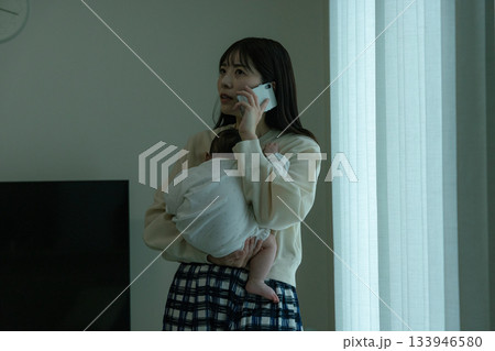 産後うつ スマホでSOSを送るお母さん 産後うつ スマホでSOSを送るお母さん 133946580