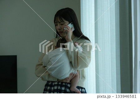 産後うつ スマホでSOSを送るお母さん 産後うつ スマホでSOSを送るお母さん 133946581