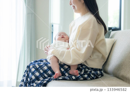 母親に抱かれる新生児 133946582