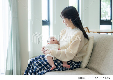 母親に抱かれる新生児 母親に抱かれる新生児 133946585