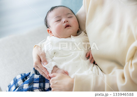 母親に抱かれる新生児 133946588