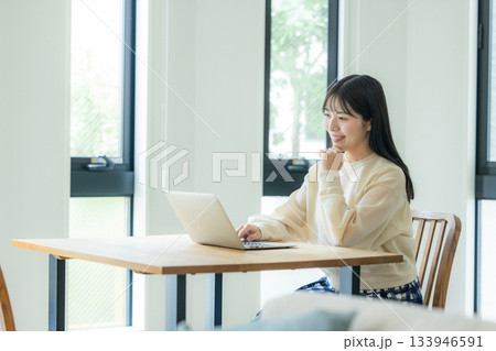 家で仕事をする女性 家で仕事をする女性 133946591