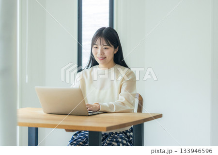 家で仕事をする女性 133946596