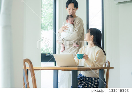 ダイニングテーブルでテレワークする夫婦 ダイニングテーブルでテレワークする夫婦 133946598