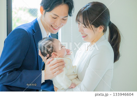 赤ちゃんと共働きの夫婦 赤ちゃんと共働きの夫婦 133946604