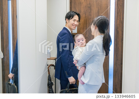 赤ちゃんと共働きの夫婦 赤ちゃんと共働きの夫婦 133946605