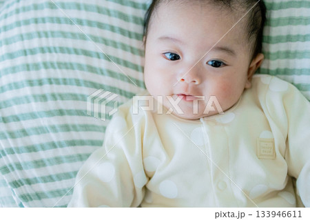 見つめる赤ちゃん 見つめる赤ちゃん 133946611